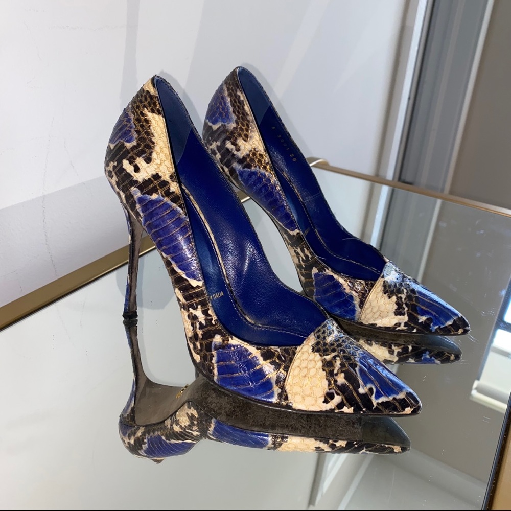Sergio Rossi Blue leather snake print closed heels